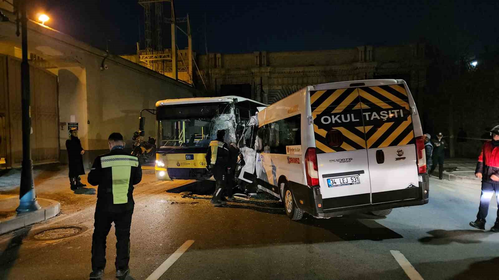 Beşiktaş’ta servis minibüsüyle İETT otobüsü kafa kafaya çarpıştı: 2 yaralı
