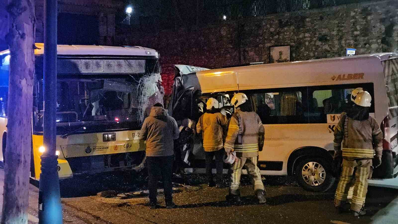 Beşiktaş’ta servis minibüsüyle İETT otobüsü kafa kafaya çarpıştı: 2 yaralı
