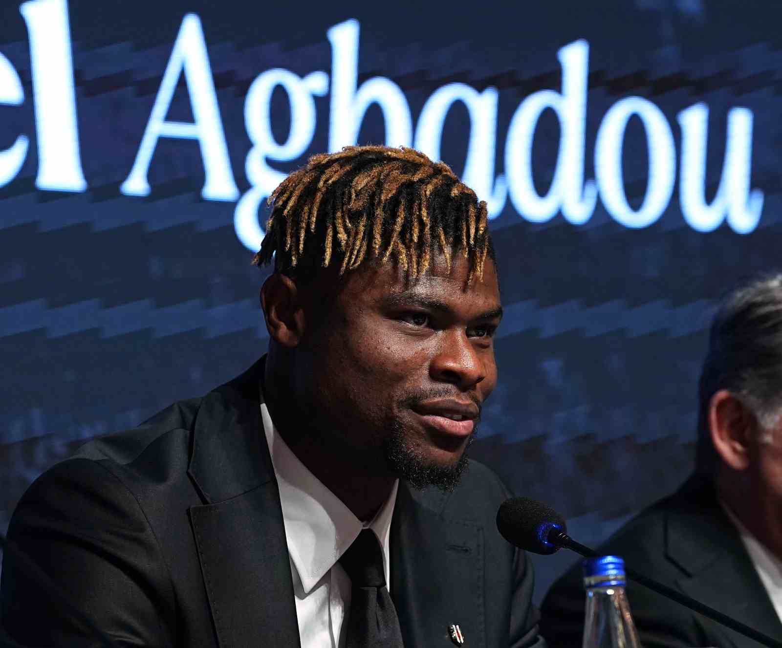 Beşiktaş’ta yeni transferler için imza töreni düzenlendi
