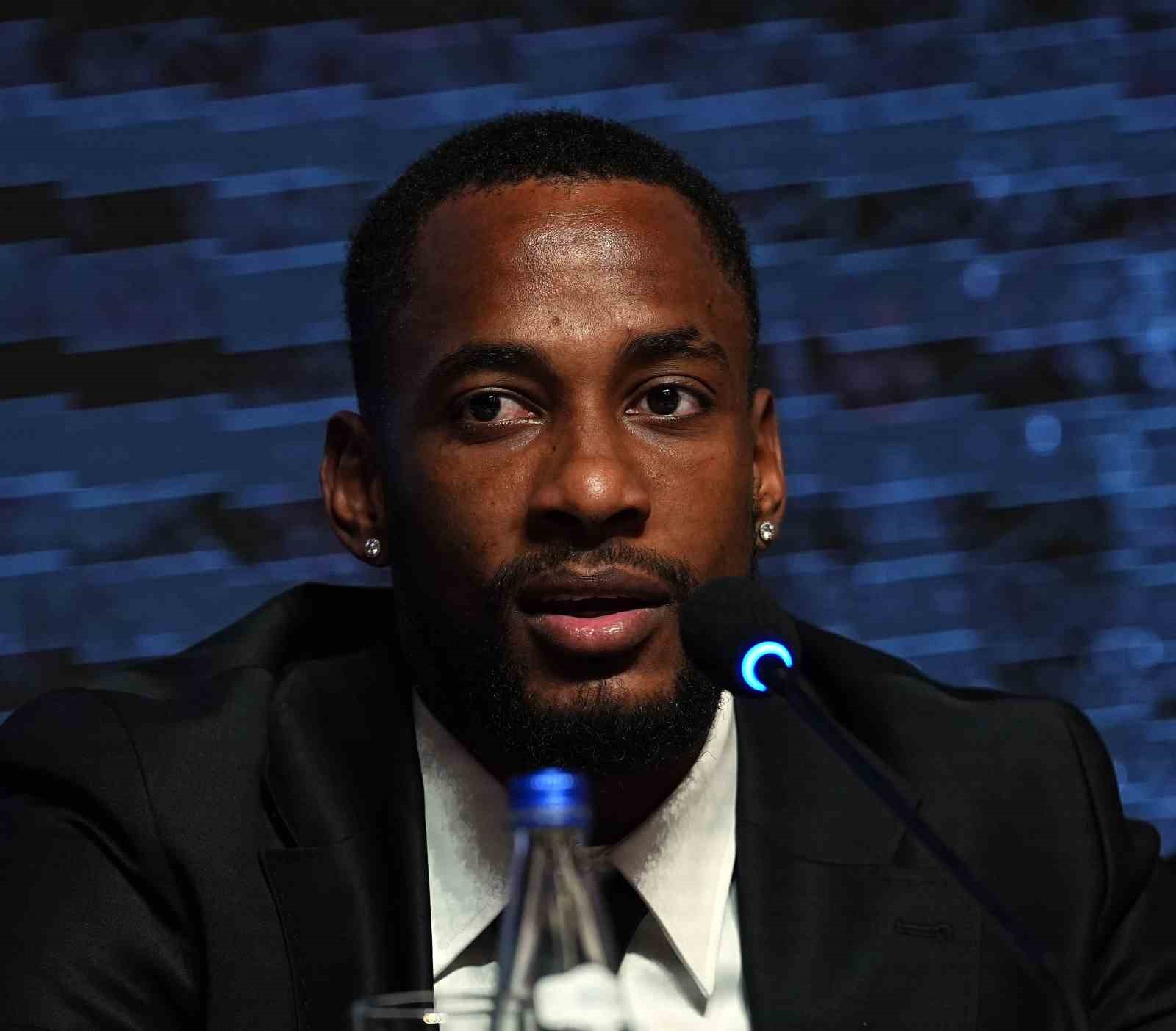 Beşiktaş’ta yeni transferler için imza töreni düzenlendi
