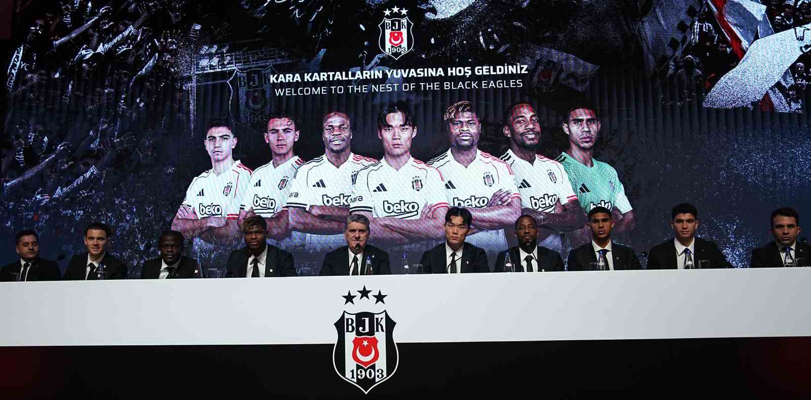 Beşiktaş’ta yeni transferler için imza töreni düzenlendi
