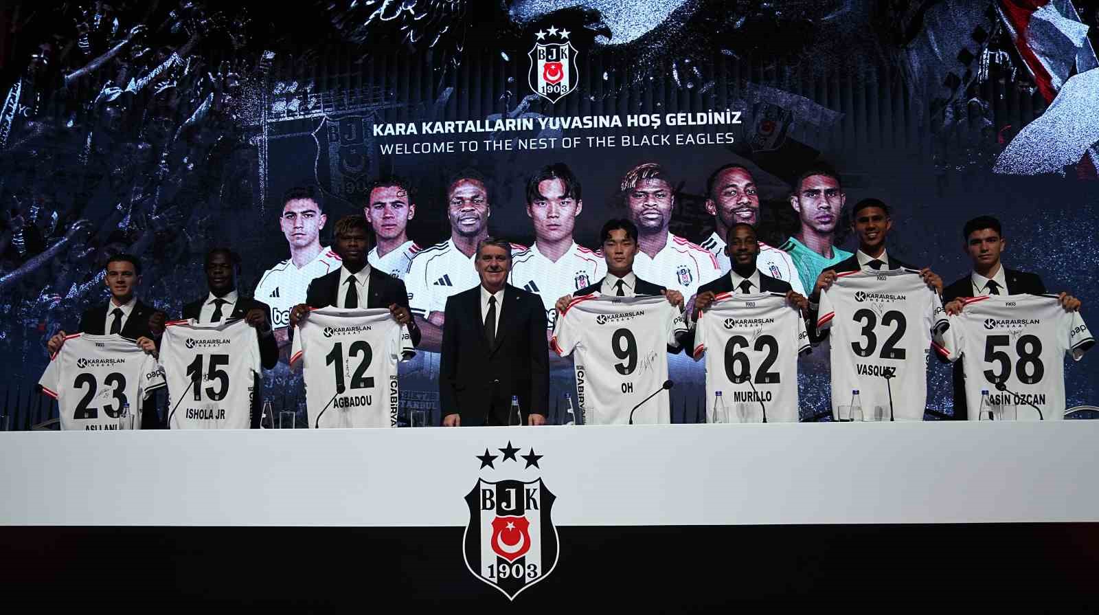 Beşiktaş’ta yeni transferler için imza töreni düzenlendi
