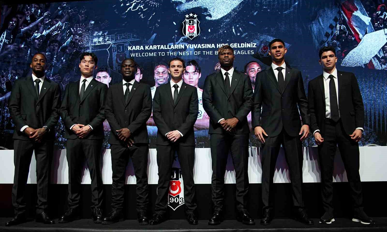 Beşiktaş’ta yeni transferler için imza töreni düzenlendi
