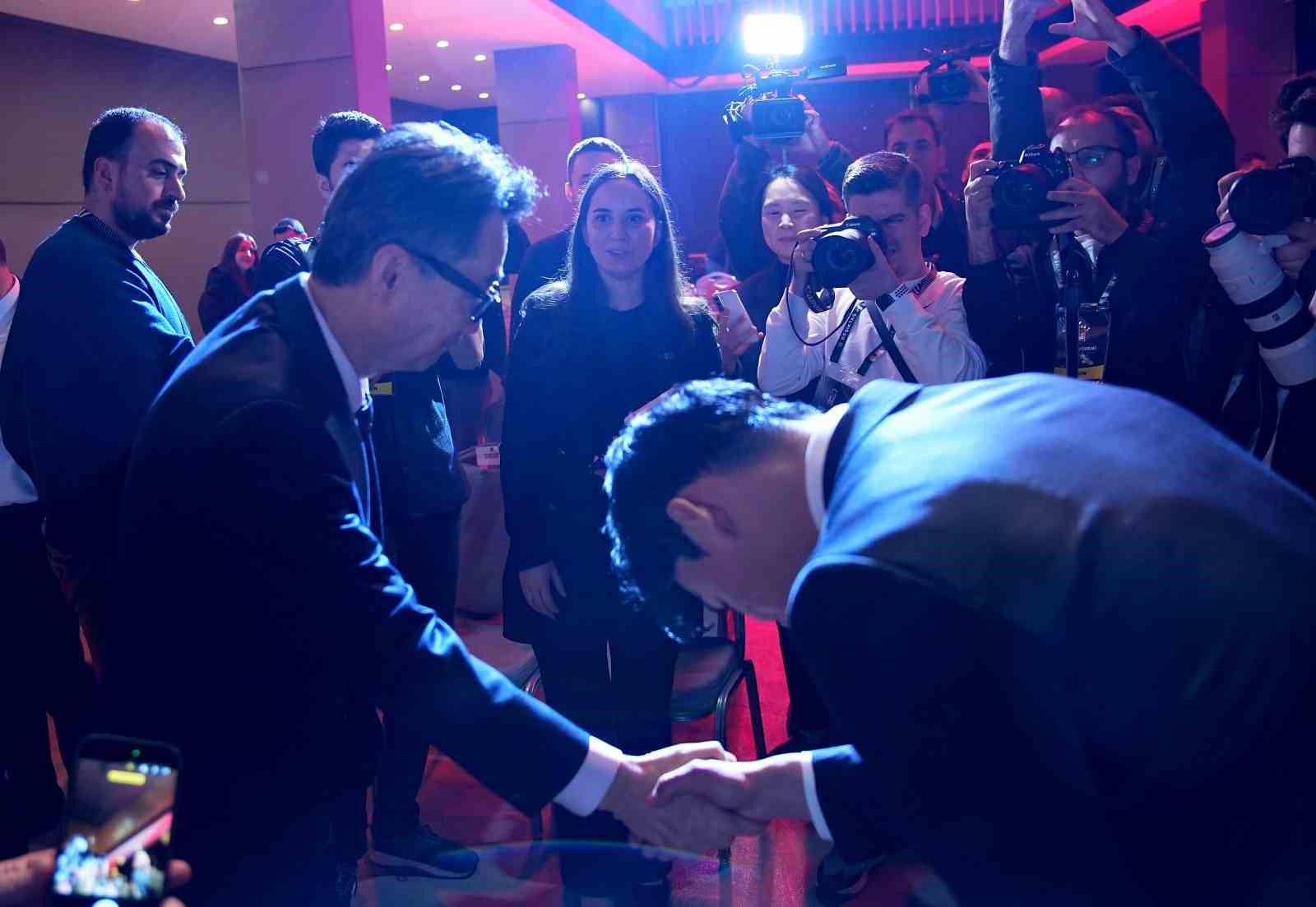 Beşiktaş’ta yeni transferler için imza töreni düzenlendi
