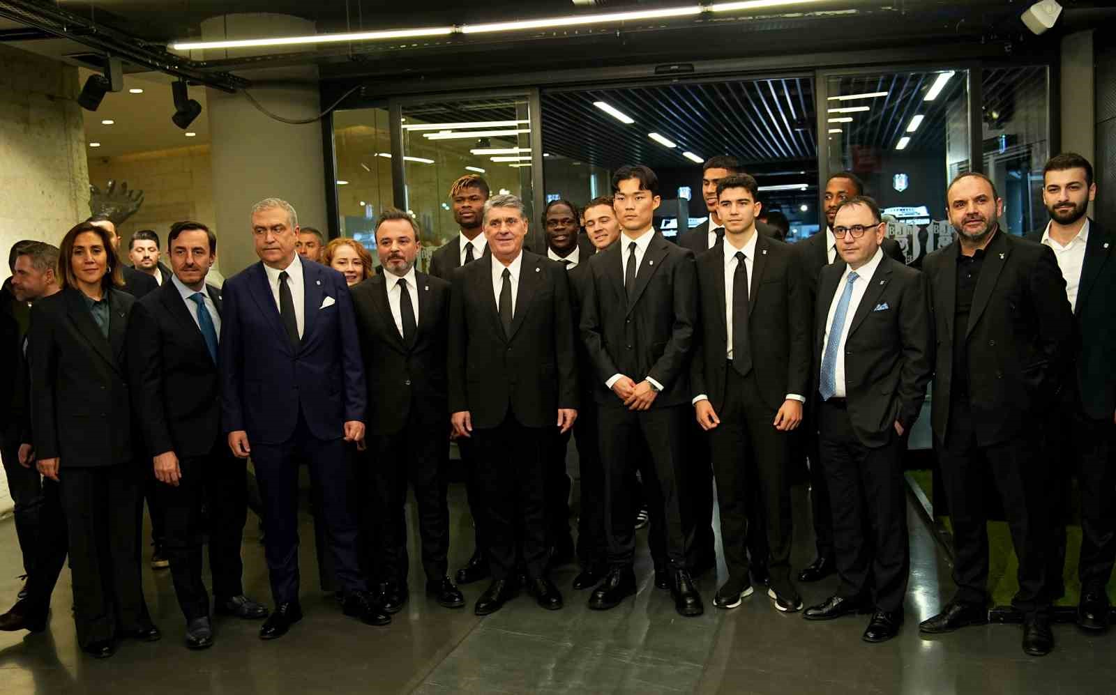 Beşiktaş’ta yeni transferler için imza töreni düzenlendi
