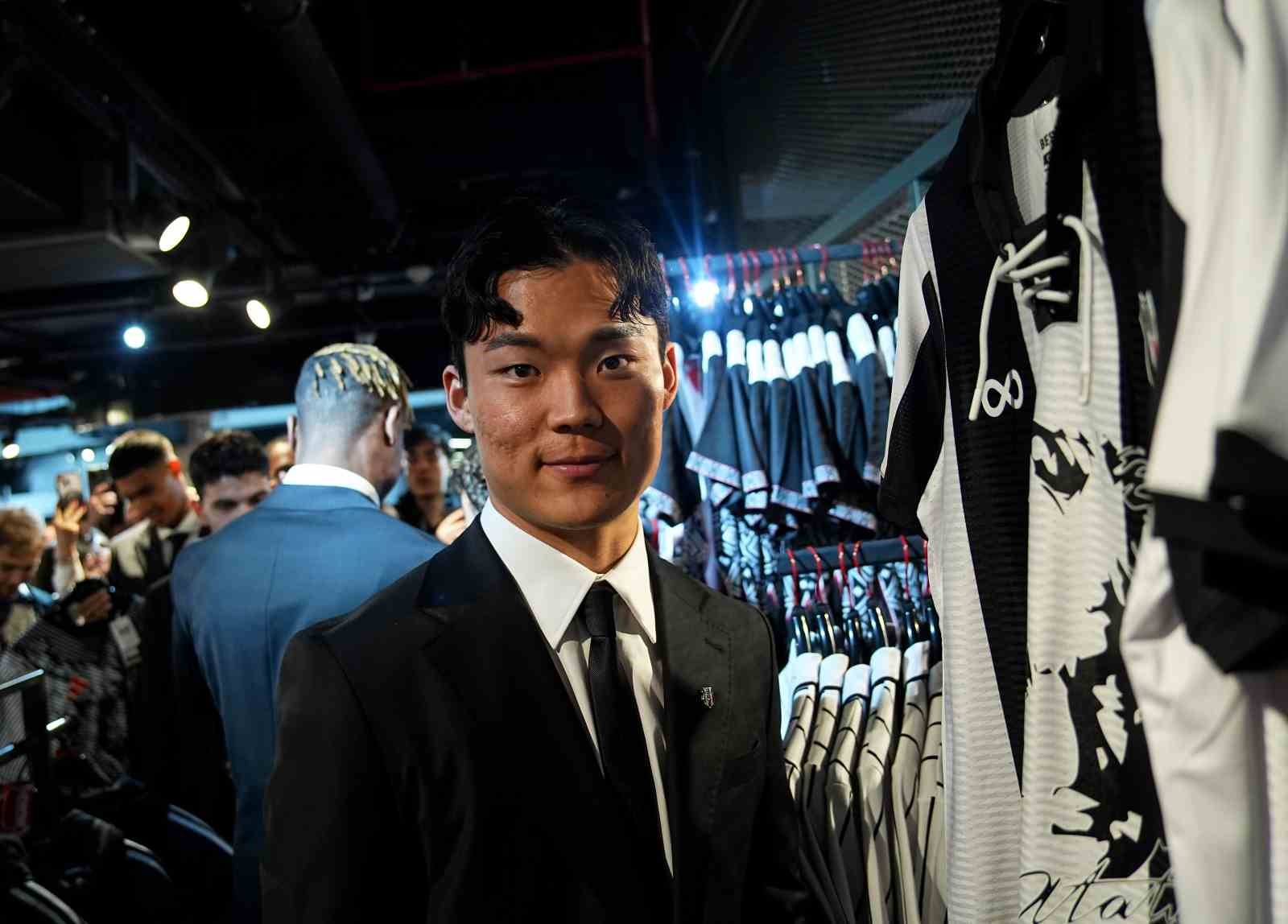 Beşiktaş’ta yeni transferler için imza töreni düzenlendi
