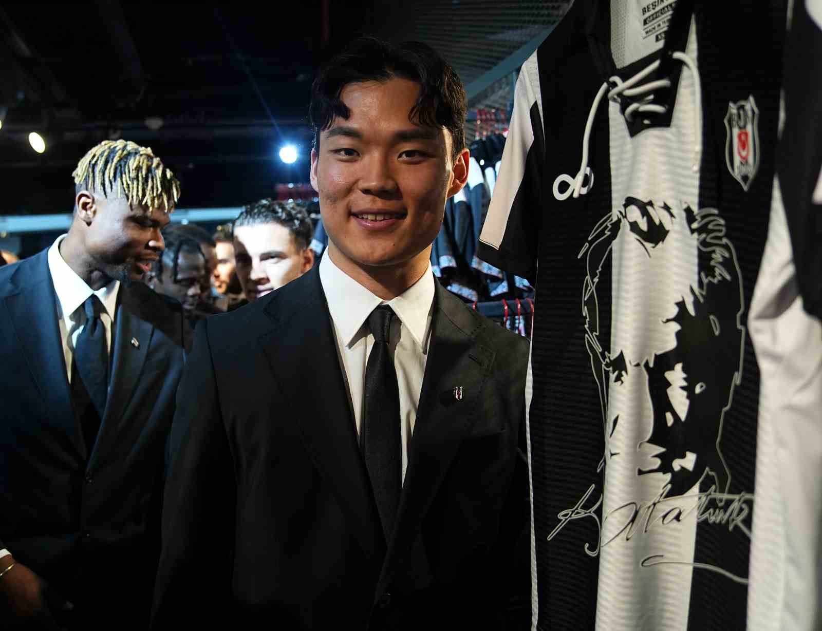 Beşiktaş’ta yeni transferler için imza töreni düzenlendi
