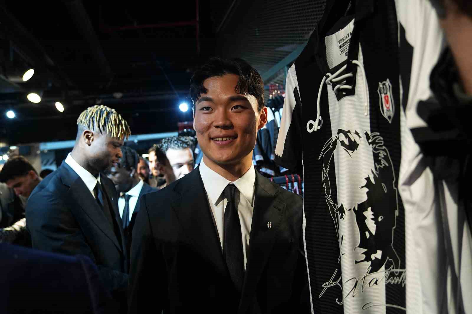 Beşiktaş’ta yeni transferler için imza töreni düzenlendi
