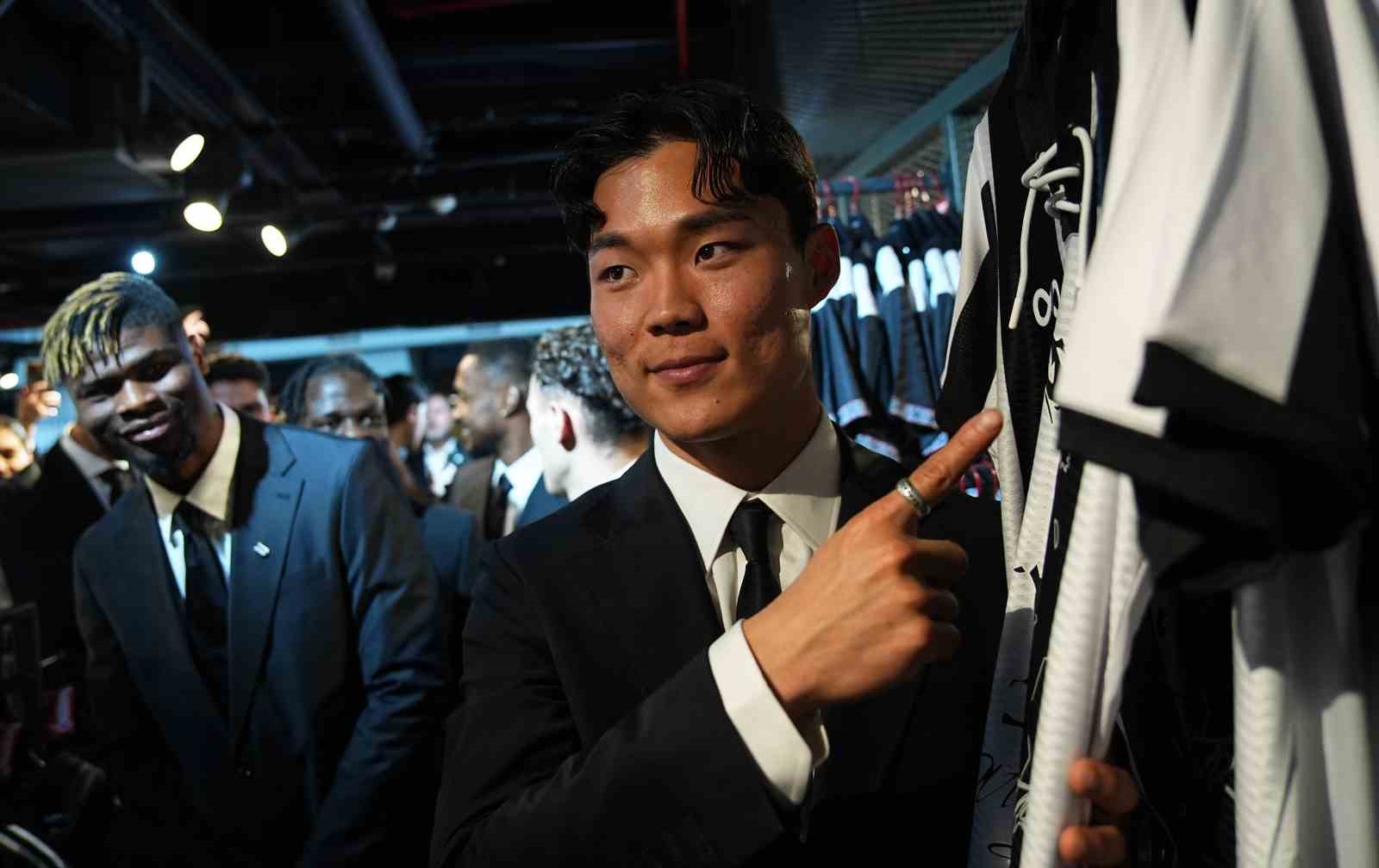 Beşiktaş’ta yeni transferler için imza töreni düzenlendi
