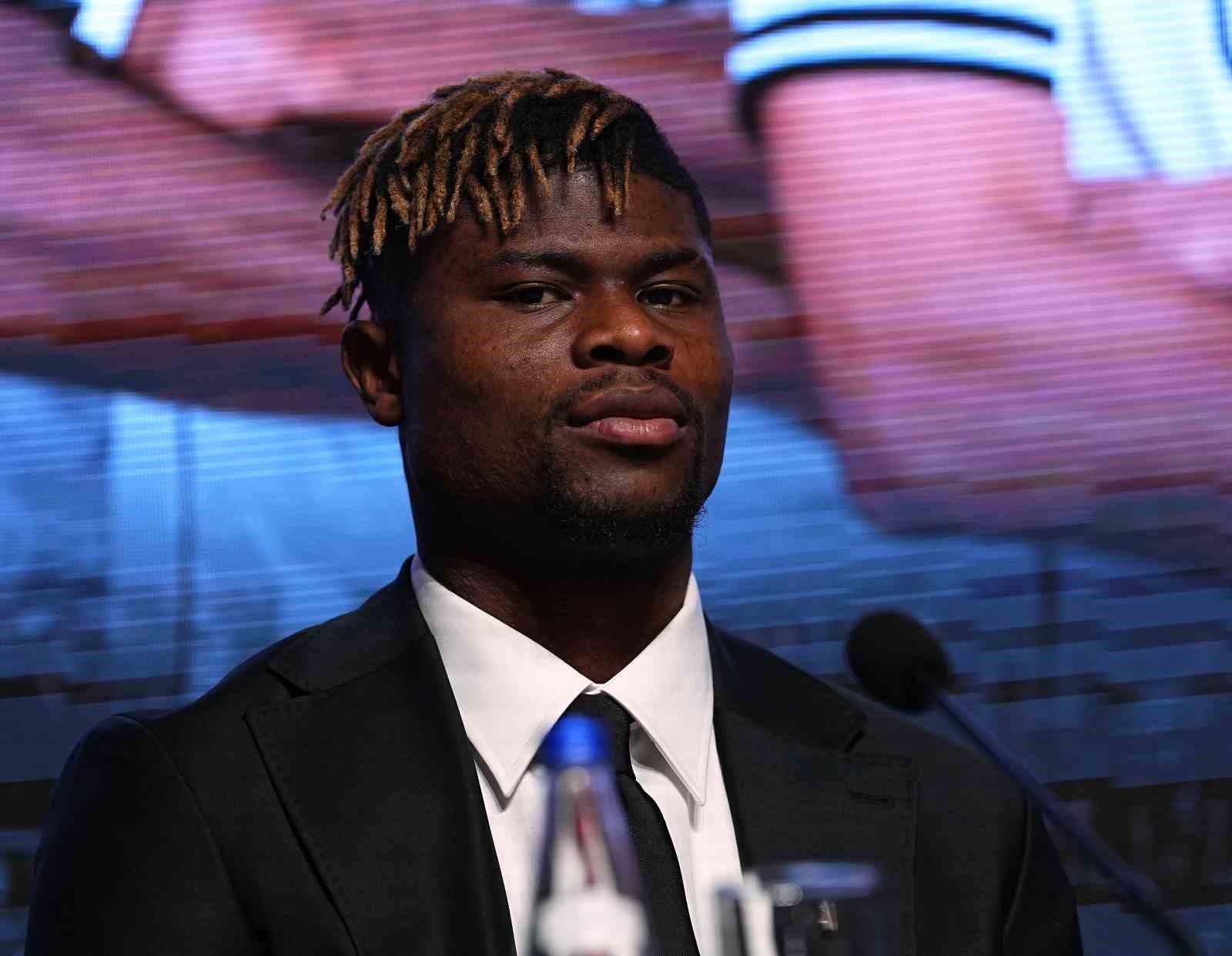 Beşiktaş’ta yeni transferler için imza töreni düzenlendi
