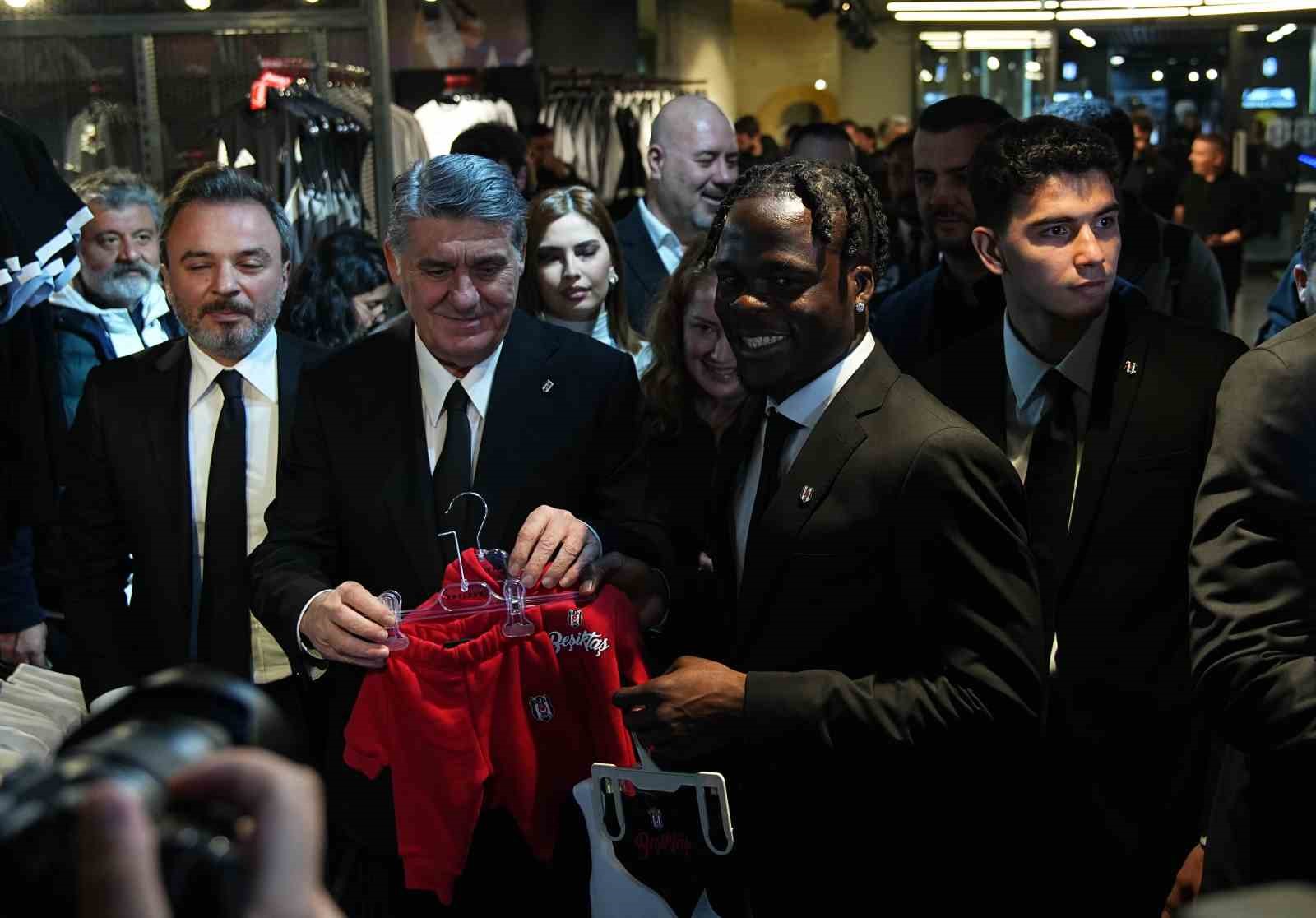 Beşiktaş’ta yeni transferler için imza töreni düzenlendi
