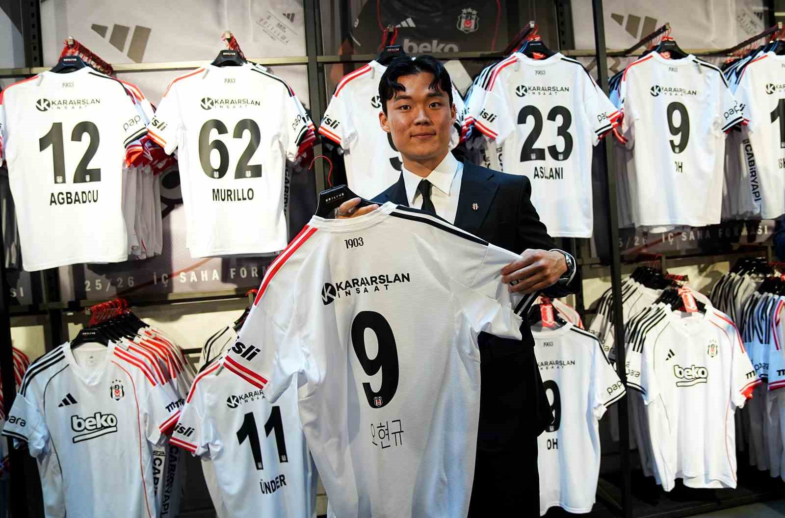 Beşiktaş’ta yeni transferler için imza töreni düzenlendi
