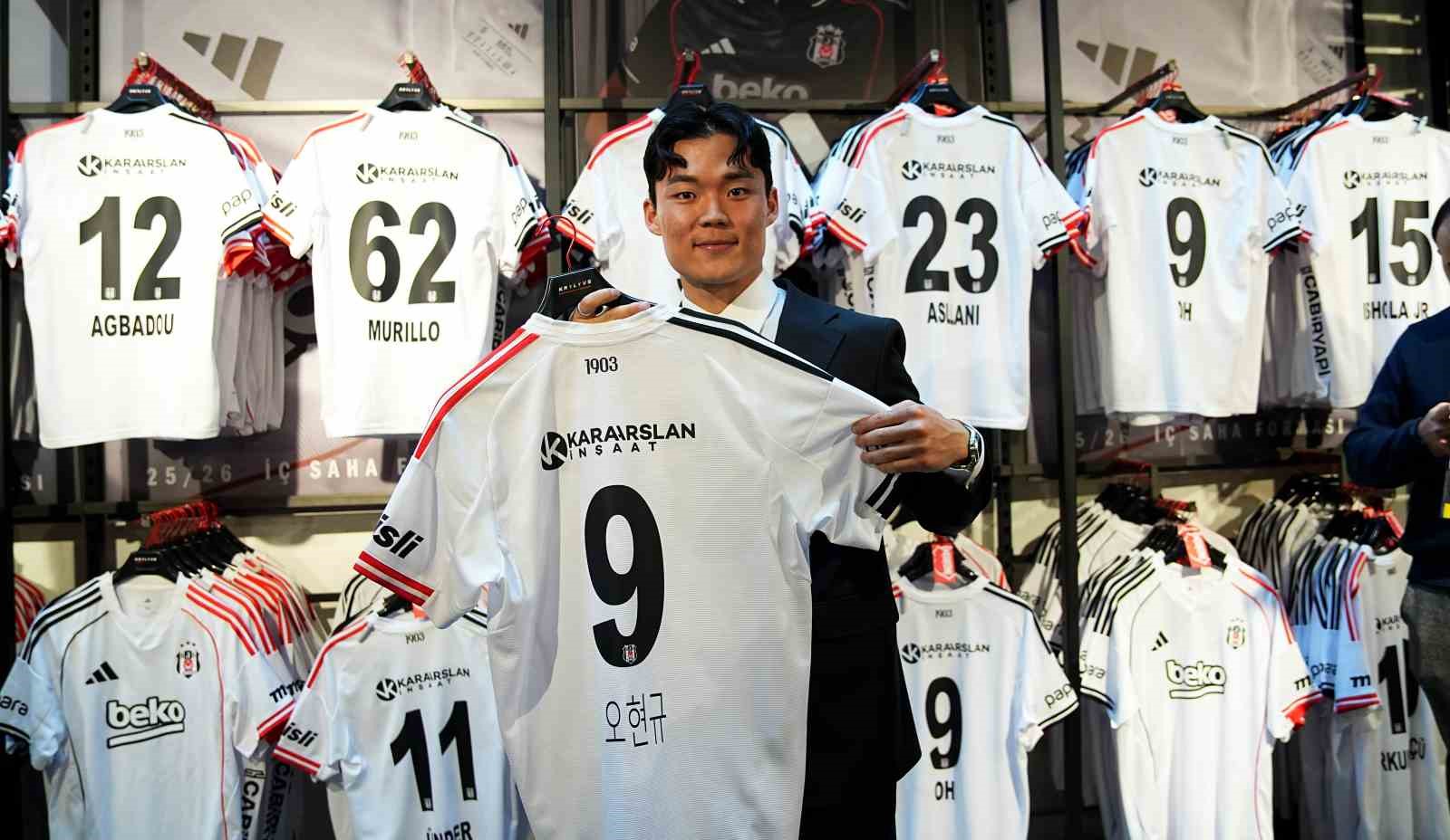 Beşiktaş’ta yeni transferler için imza töreni düzenlendi
