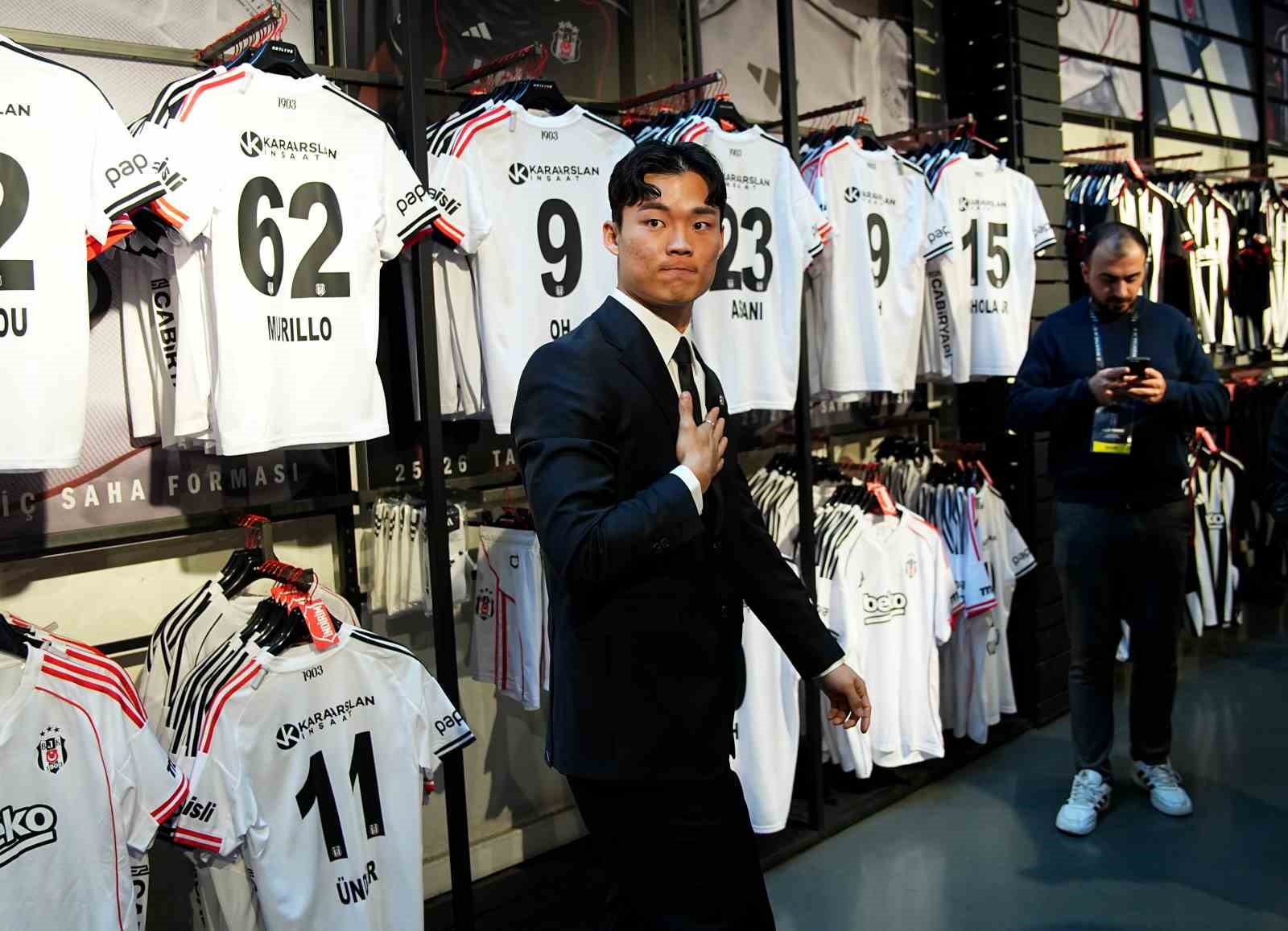 Beşiktaş’ta yeni transferler için imza töreni düzenlendi
