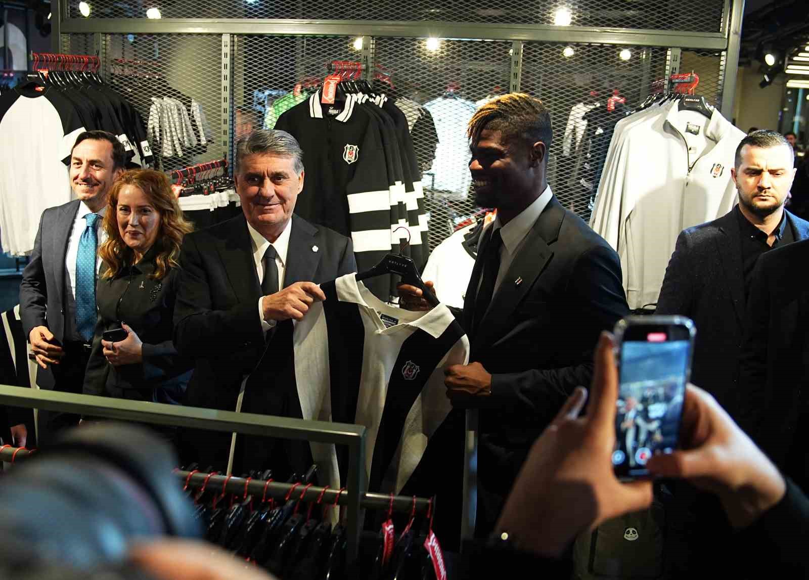 Beşiktaş’ta yeni transferler için imza töreni düzenlendi
