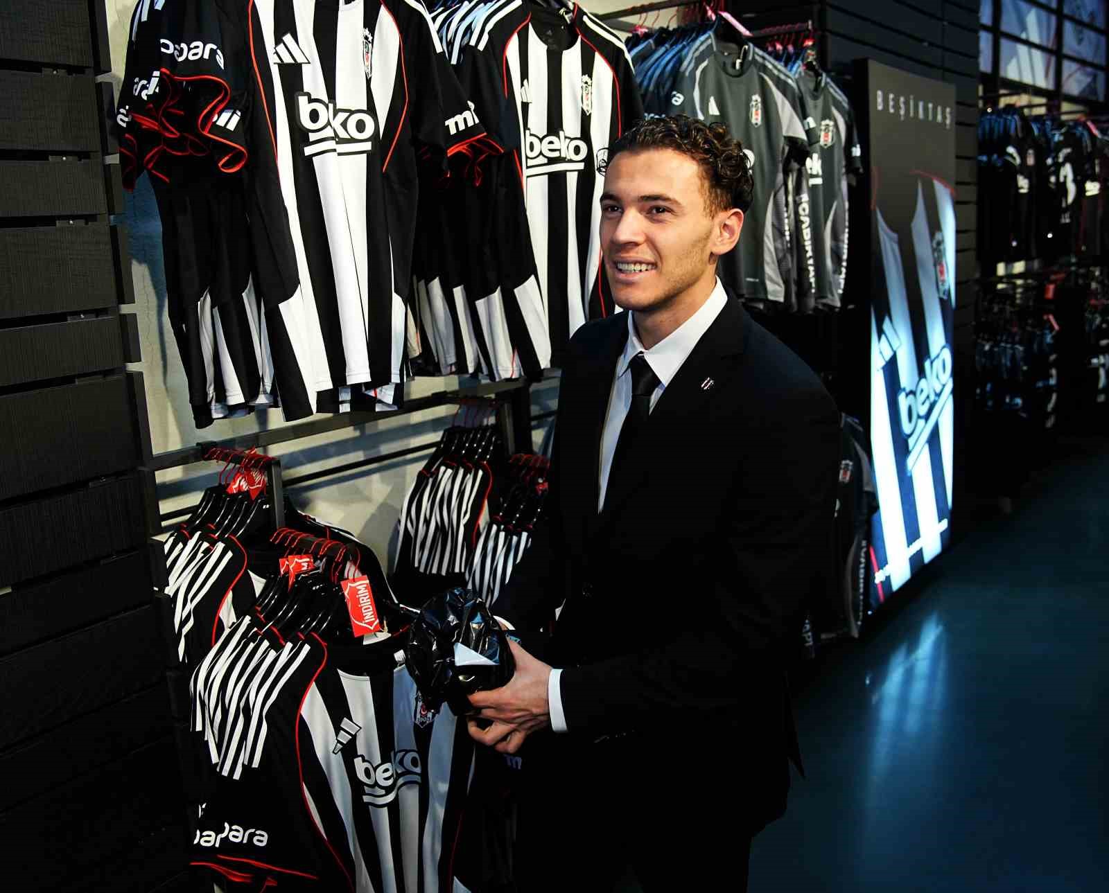Beşiktaş’ta yeni transferler için imza töreni düzenlendi
