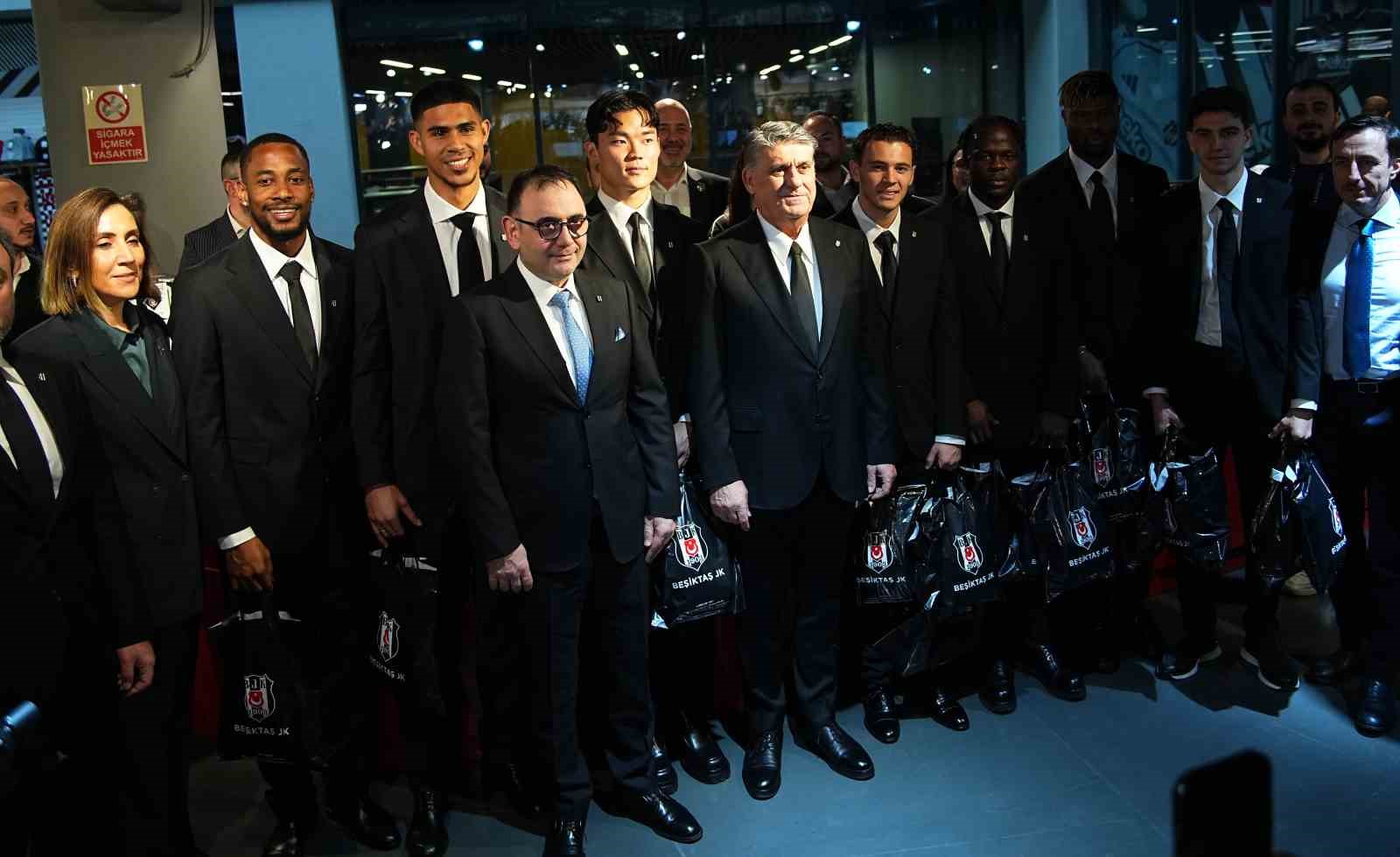 Beşiktaş’ta yeni transferler için imza töreni düzenlendi
