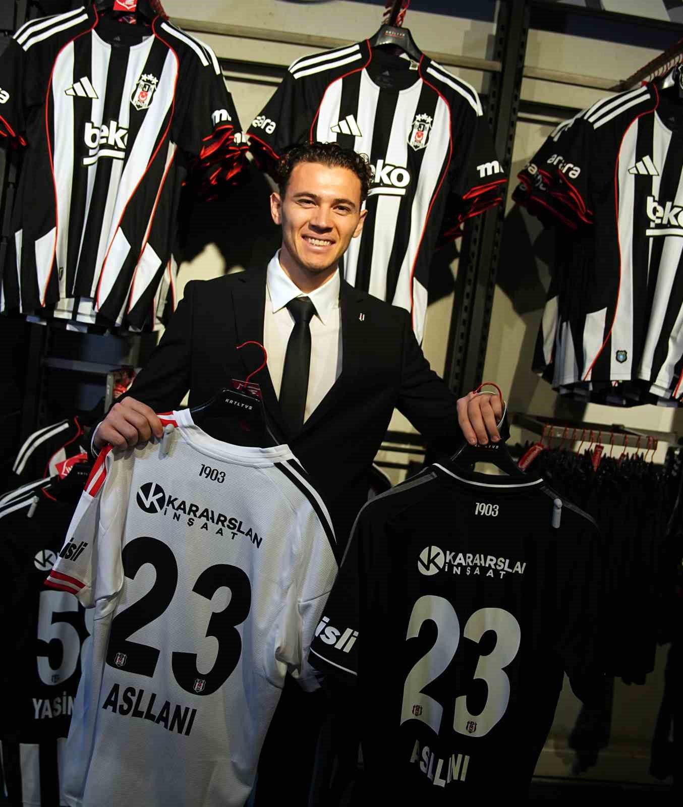 Beşiktaş’ta yeni transferler için imza töreni düzenlendi
