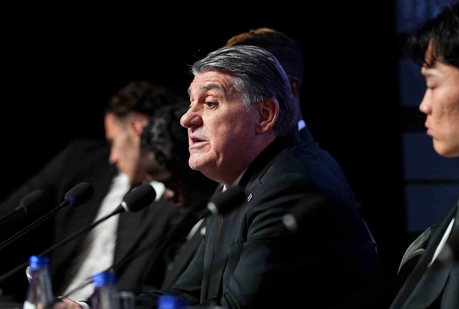 Beşiktaş’ta yeni transferler için imza töreni düzenlendi
