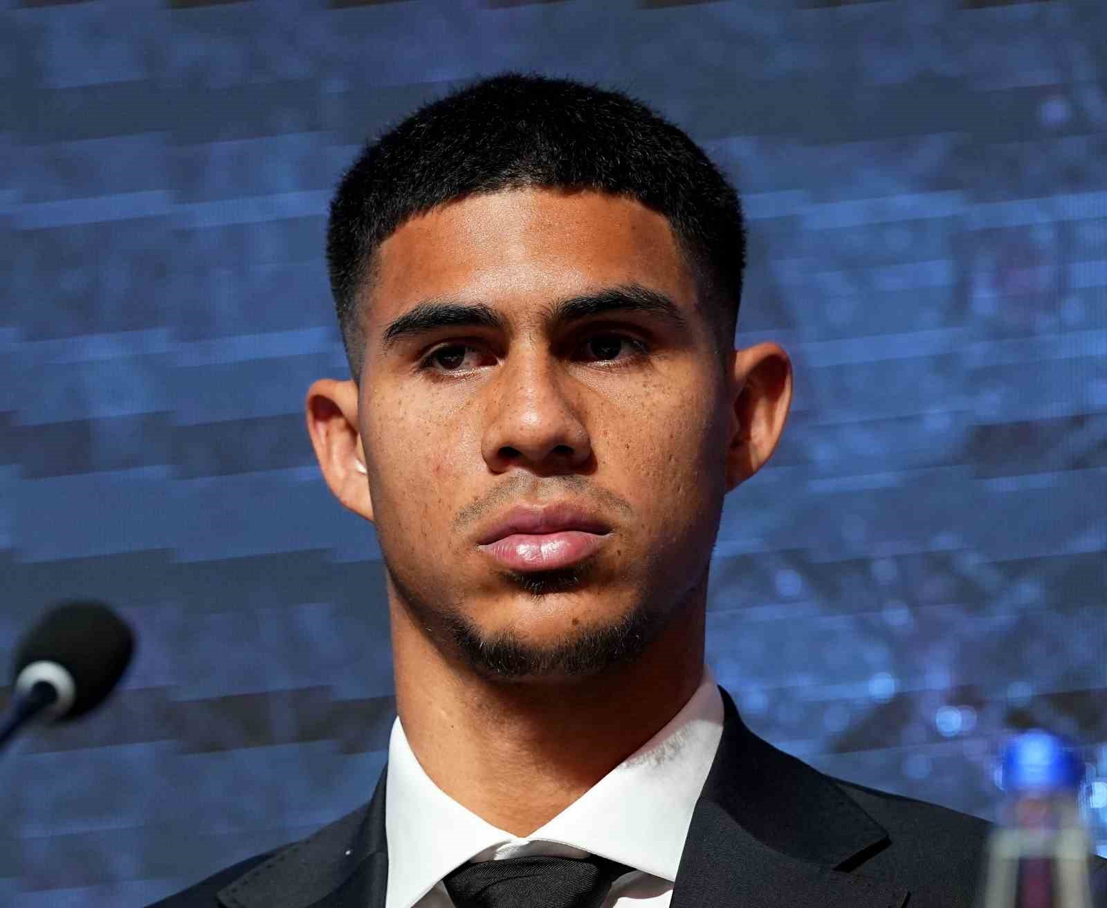 Beşiktaş’ta yeni transferler için imza töreni düzenlendi
