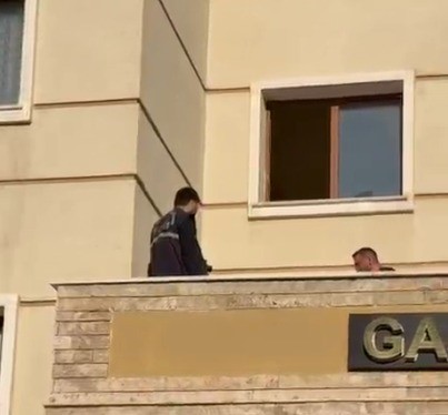 Beşinci kattan düşen kadın hayatını kaybetti
