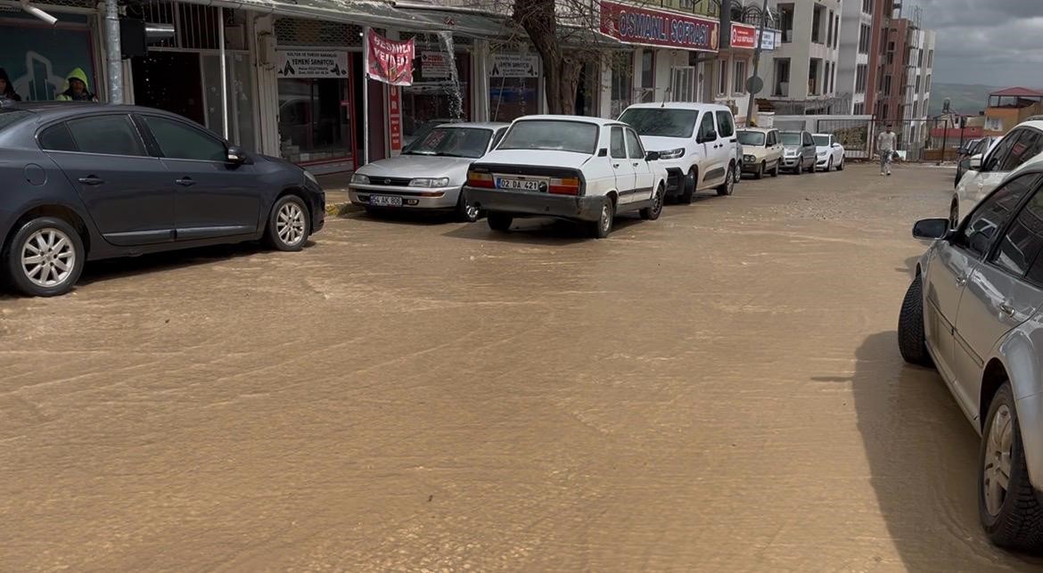 Besni’de dolu ve sağanak sonrası sel meydana geldi
