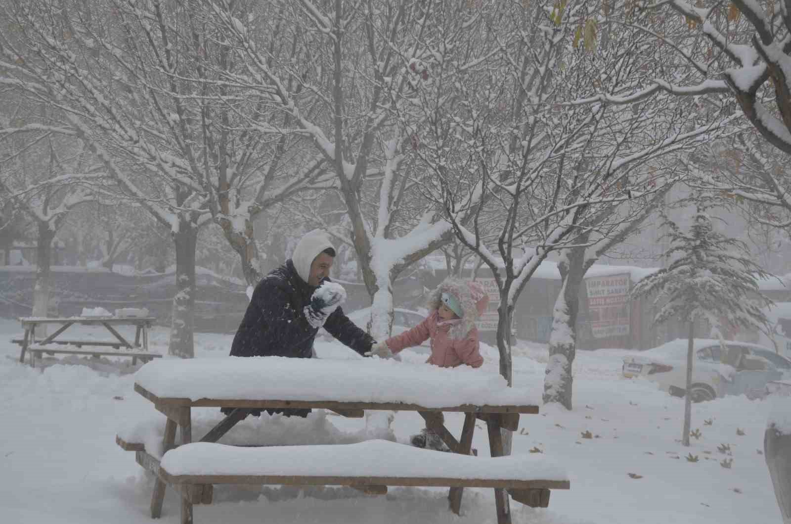 Besni’de kar yağışı ilçeyi beyaza bürüdü
