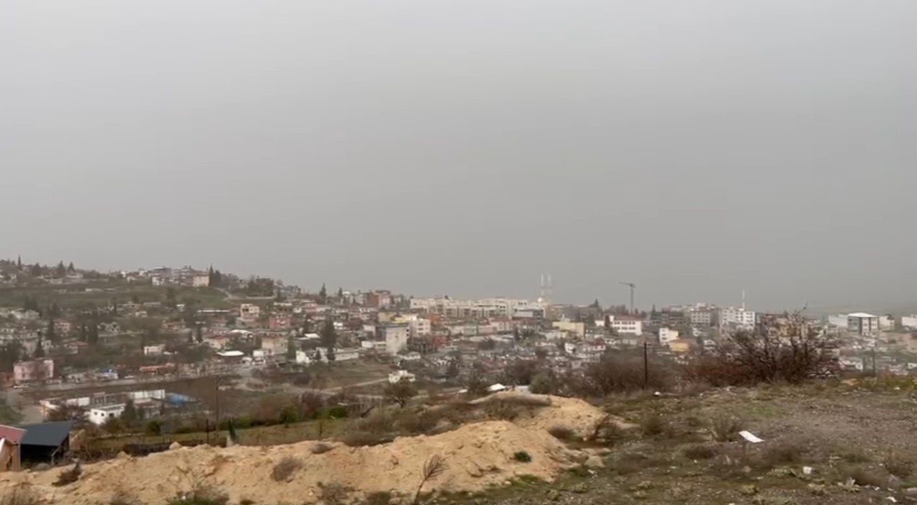 Besni’de toz taşınımı ve sağanak hayatı olumsuz etkiledi
