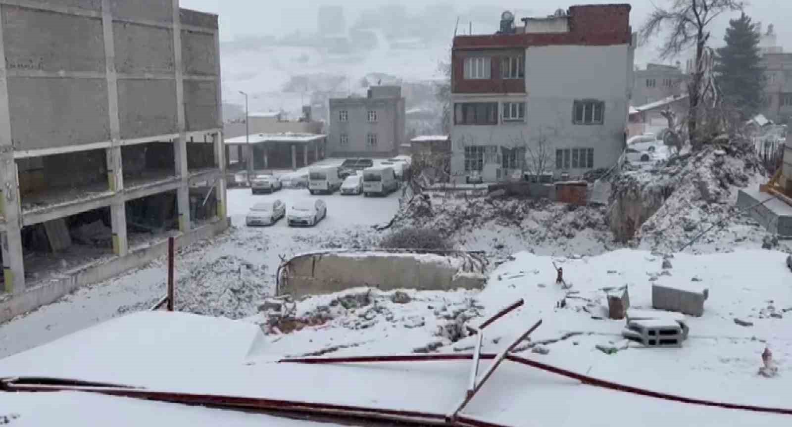 Besni’de yoğun kar yağışı başladı
