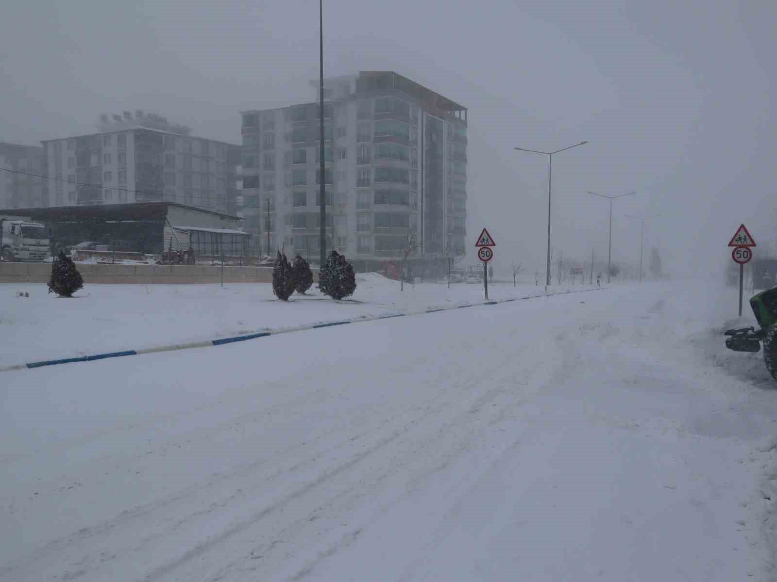 Besni’de yoğun kar yağışı hayatı olumsuz etkiledi
