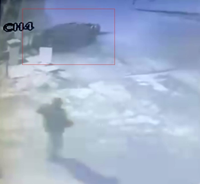 Beton bariyere çarpan otomobil kazası güvenlik kamerasında
