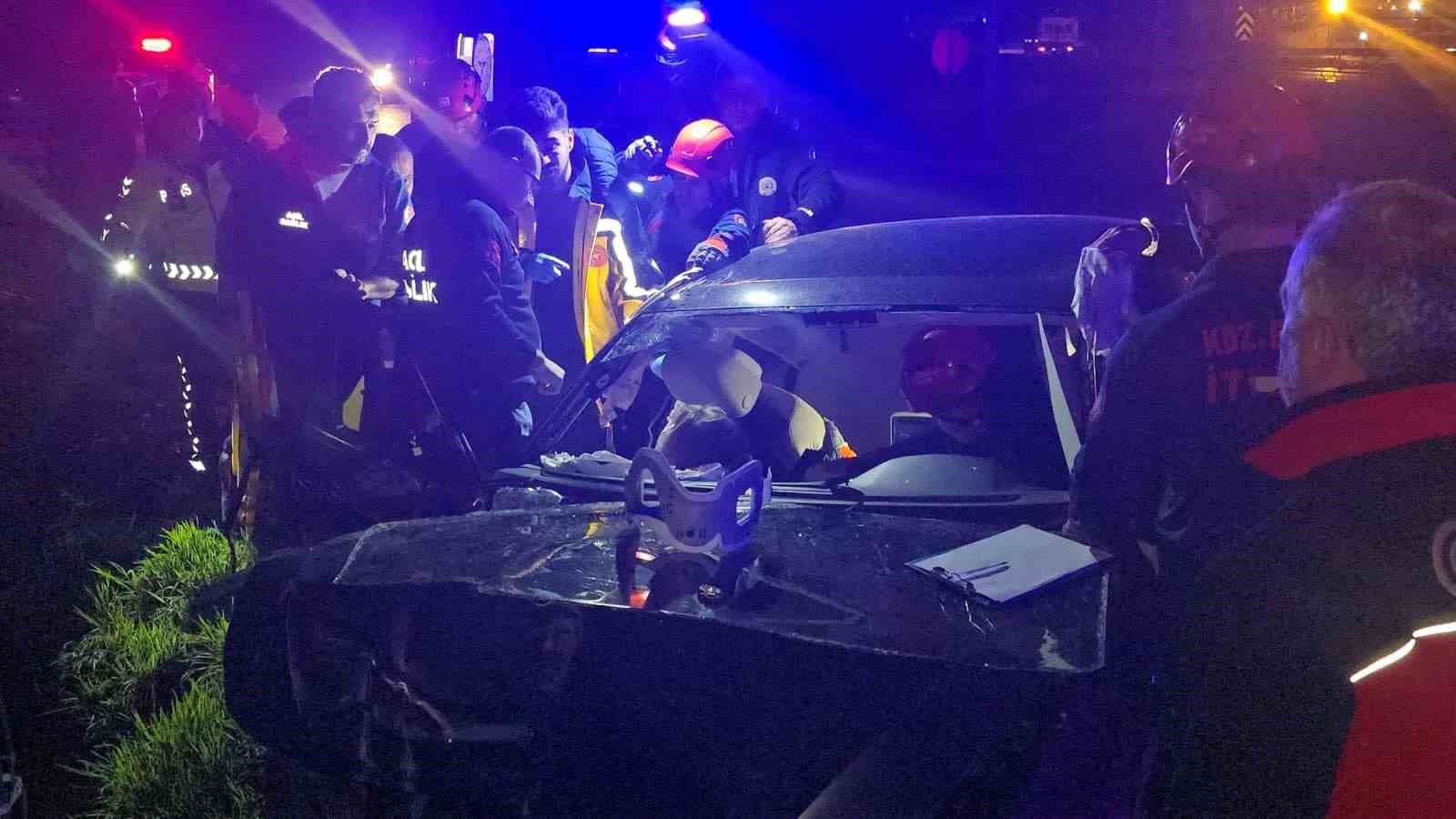 Beton bariyere çarpan otomobil kazası güvenlik kamerasında
