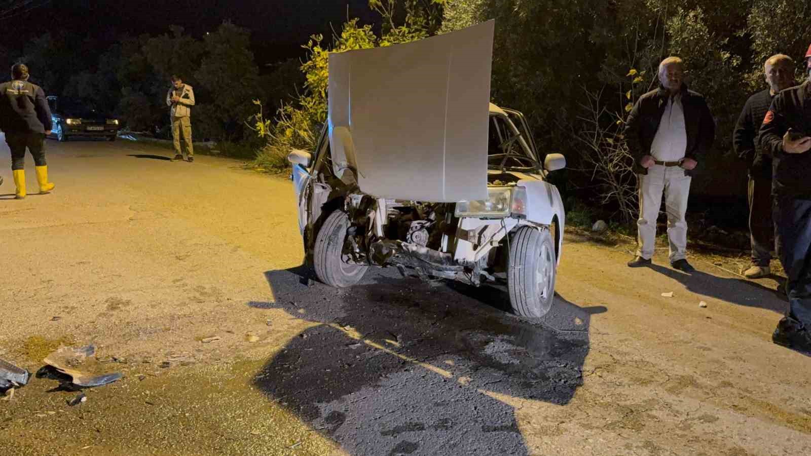 Beton bloğa çarpan Tofaş hurdaya döndü: 1 yaralı
