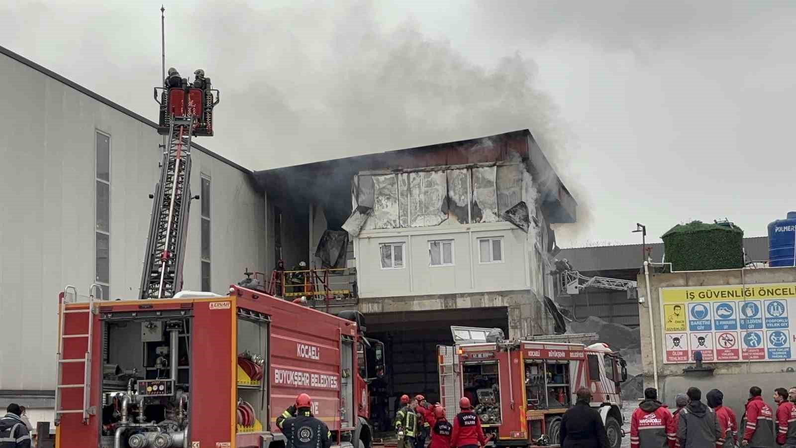 Beton fabrikasında yangın: 2 işçi dumandan etkilendi
