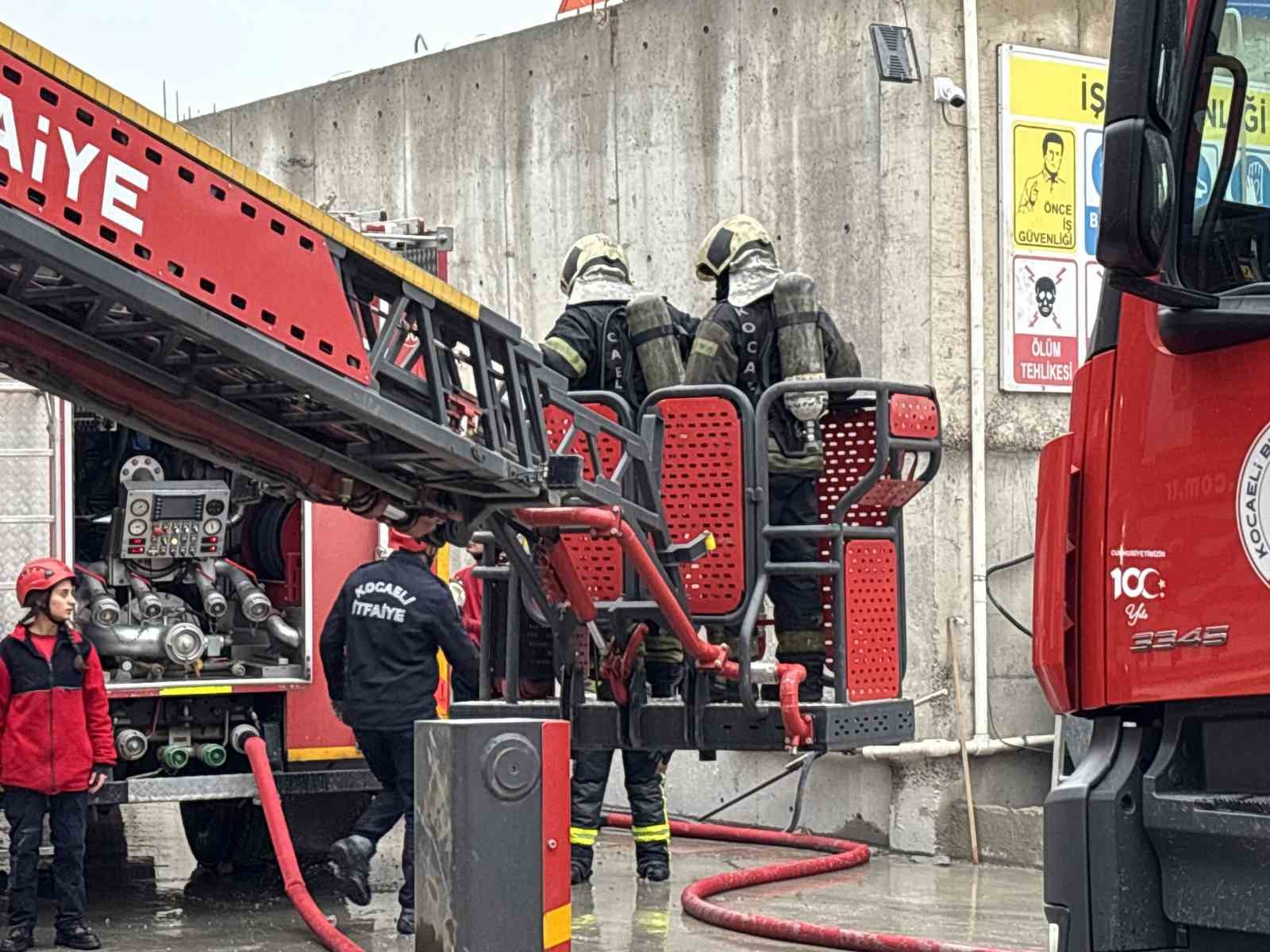 Beton fabrikasında yangın: 2 işçi dumandan etkilendi
