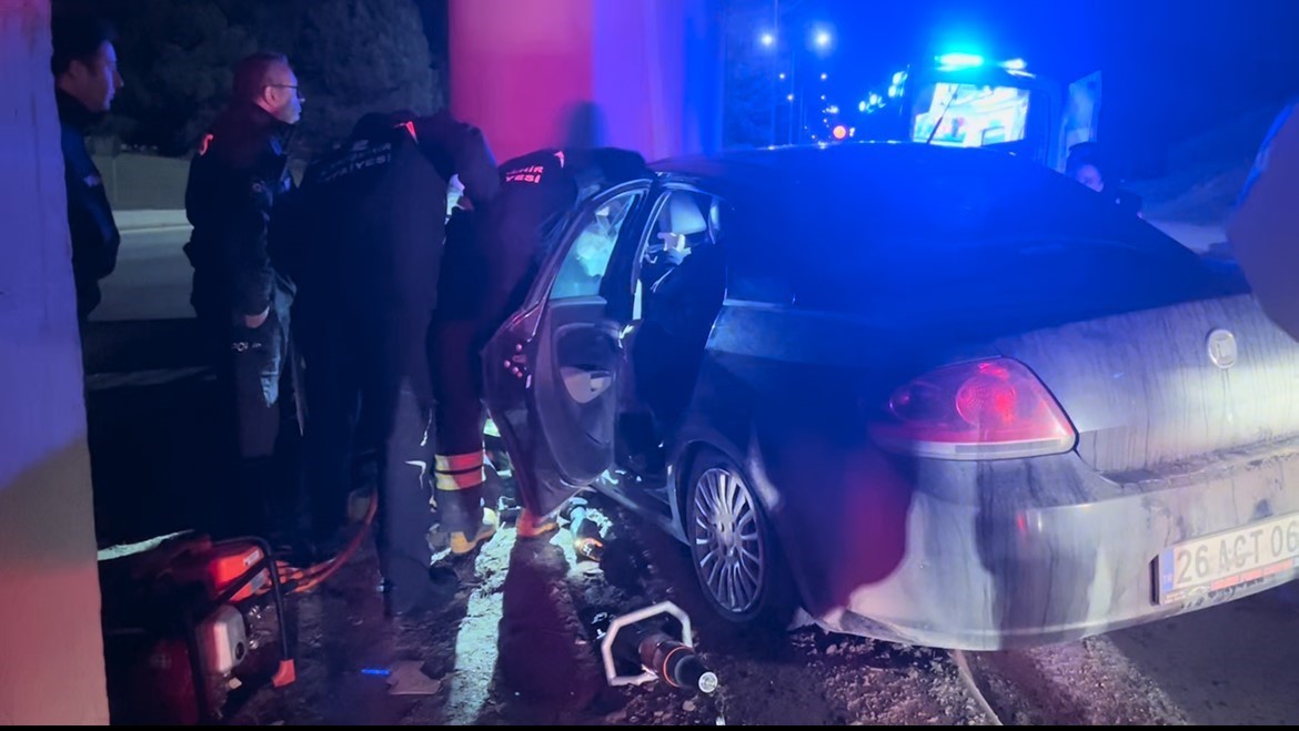 Beton kolona çarpan otomobildeki ağır yaralı şahıs hastanede hayatını kaybetti
