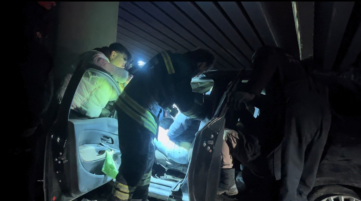 Beton kolona çarpan otomobildeki ağır yaralı şahıs hastanede hayatını kaybetti
