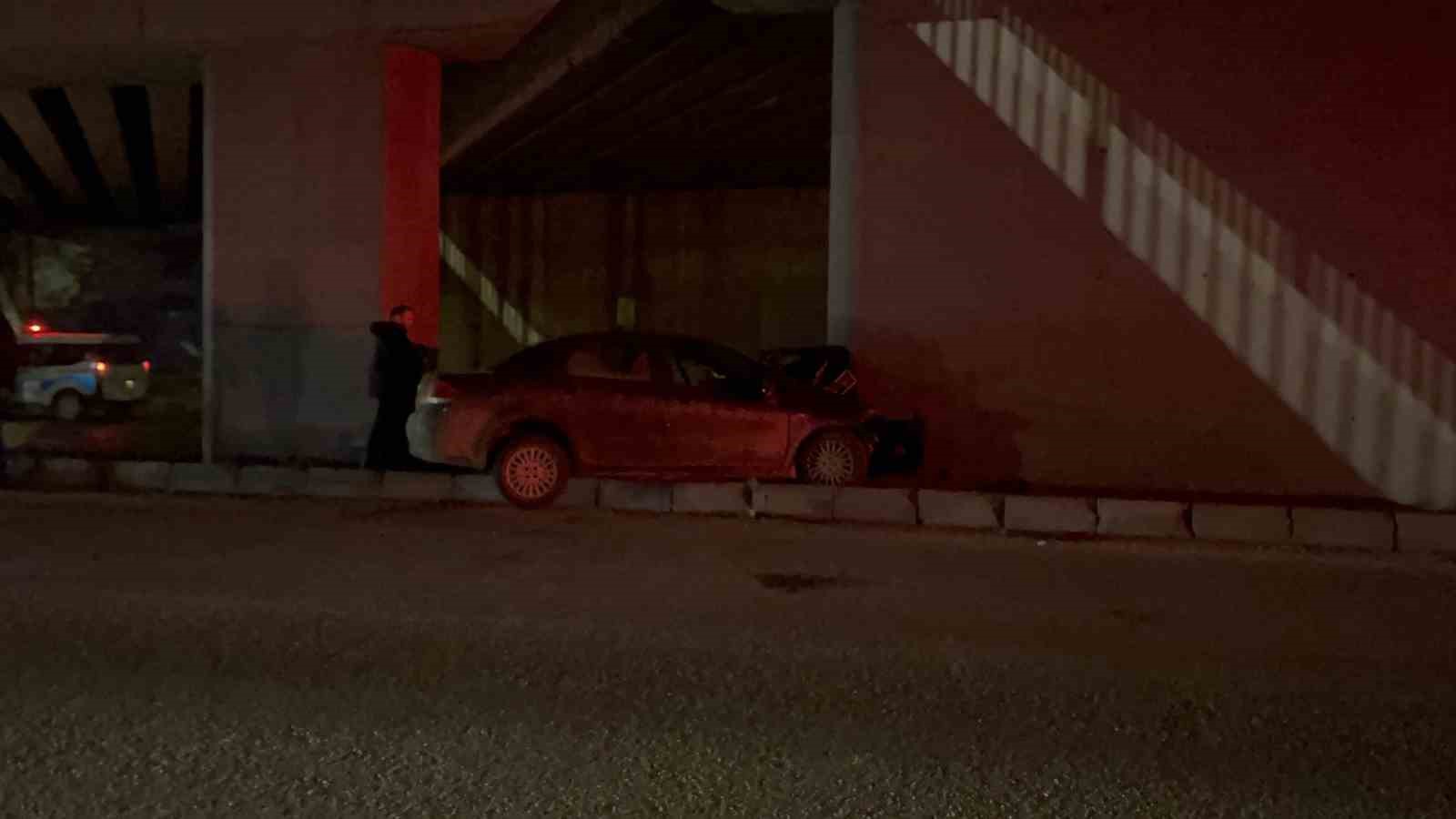 Beton kolona çarpan otomobildeki ağır yaralı şahıs hastanede hayatını kaybetti
