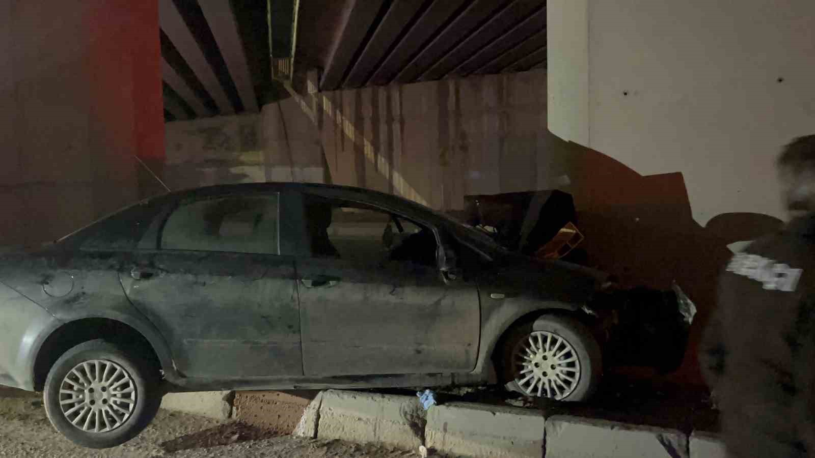 Beton kolona çarpan otomobildeki ağır yaralı şahıs hastanede hayatını kaybetti
