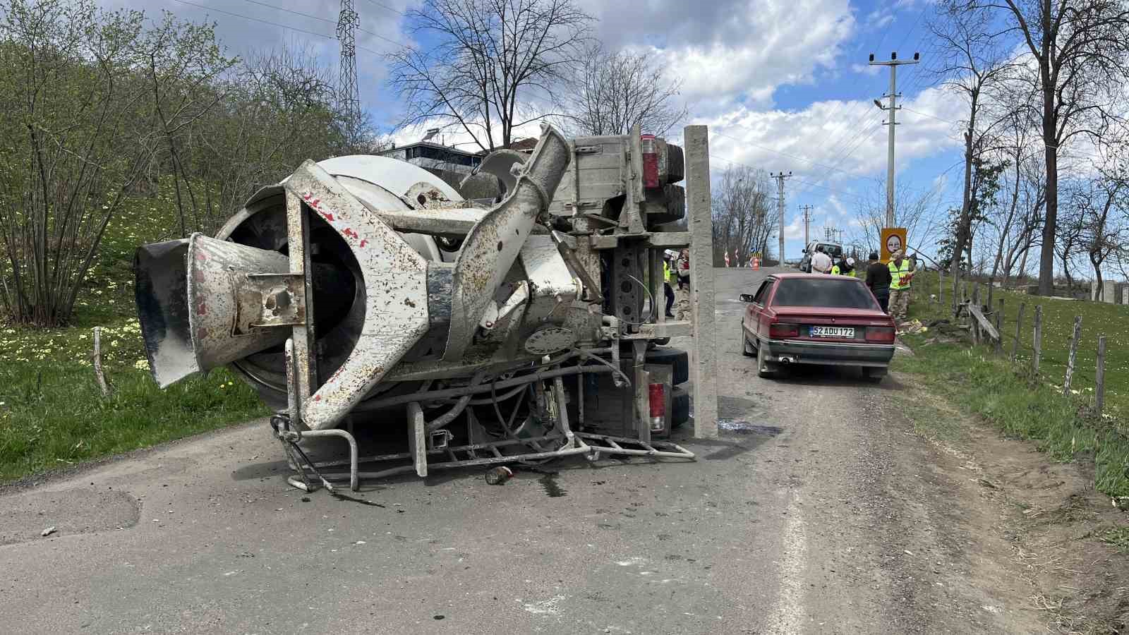 Beton mikseri devrildi: 1 yaralı
