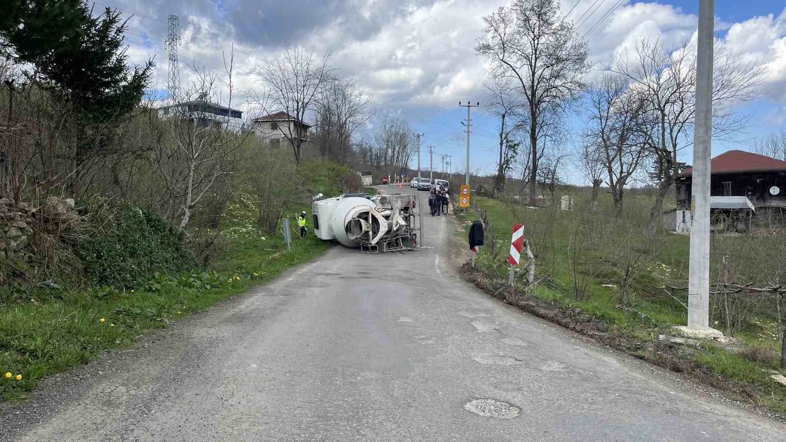 Beton mikseri devrildi: 1 yaralı
