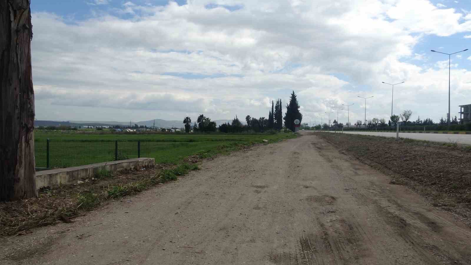 Beton mikserin metrelerce sürüklediği otomobil sürücüsü yaralandı
