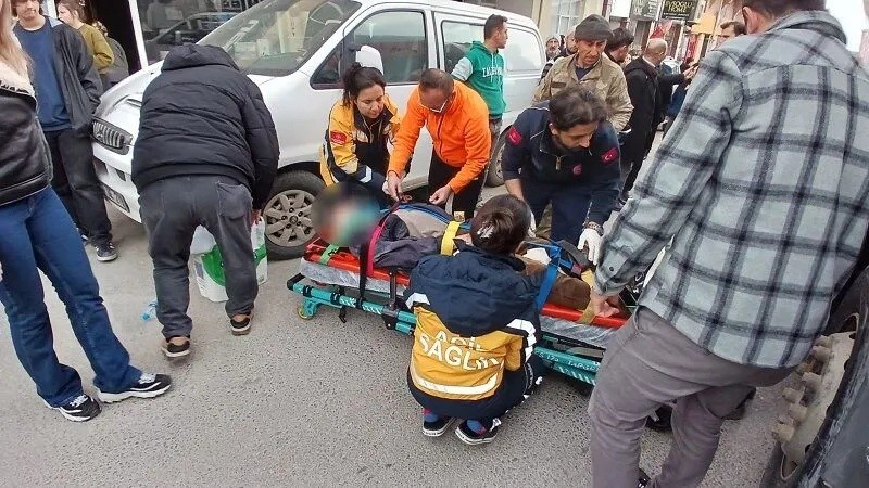 Beton mikserinin altında kalan yaşlı adam yaralandı
