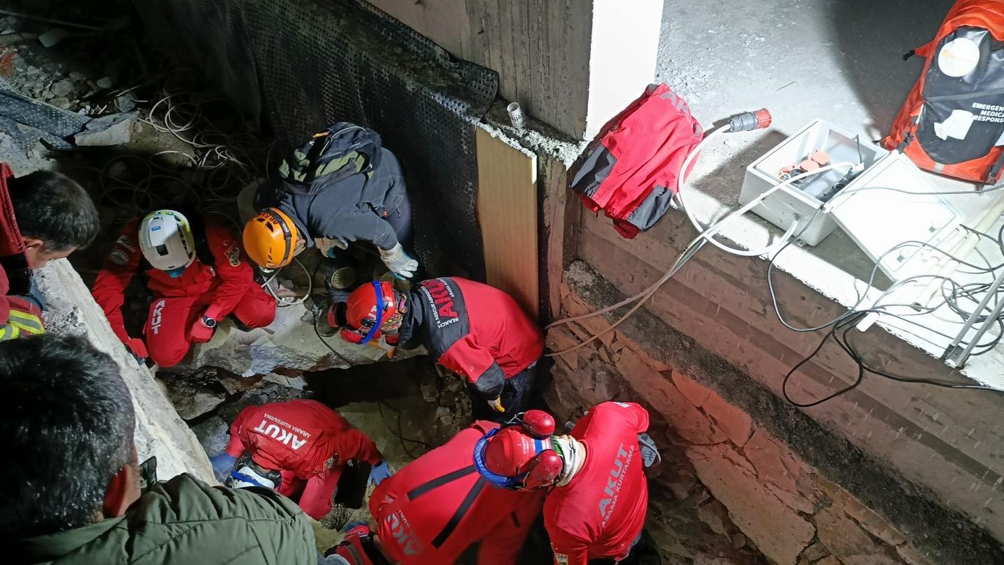 Betonun içine sıkışan köpek kurtarıldı
