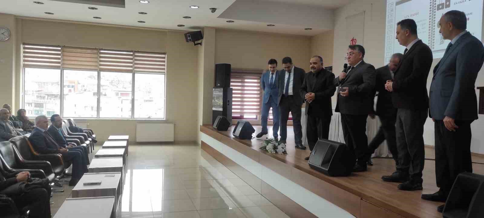 BEUN Rektörü Özölçer, hacı adayları için düzenlenen eğitim seminerine katıldı
