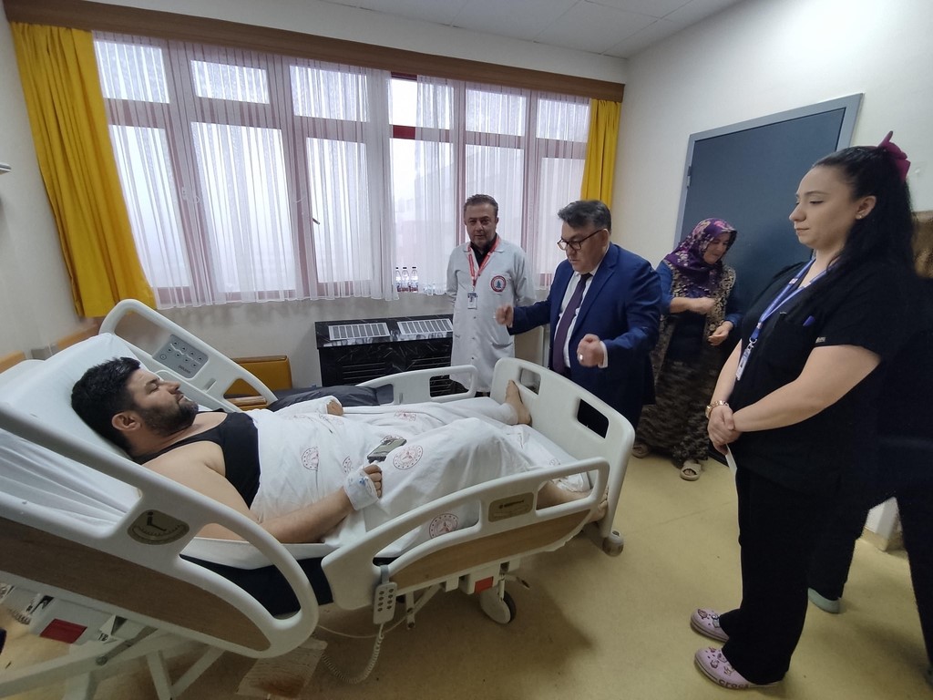 BEUN Rektörü Özölçer’den bayram ziyareti, hastalar ve sağlık çalışanlarıyla bayramlaştı
