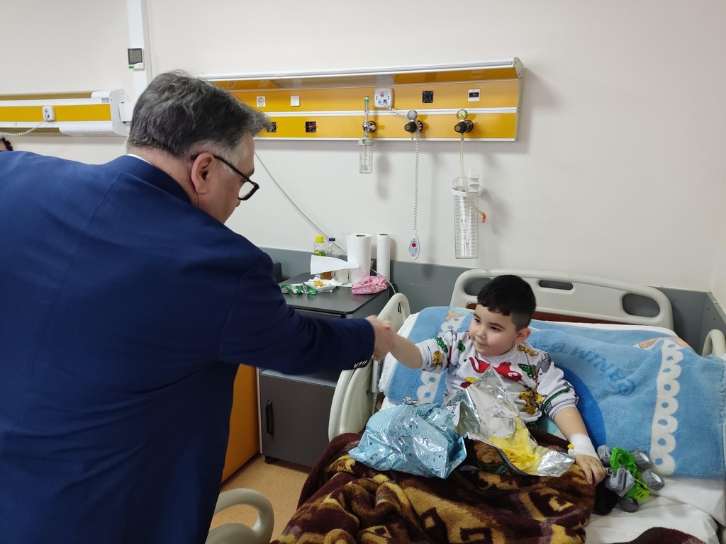 BEUN Rektörü Özölçer’den bayram ziyareti, hastalar ve sağlık çalışanlarıyla bayramlaştı
