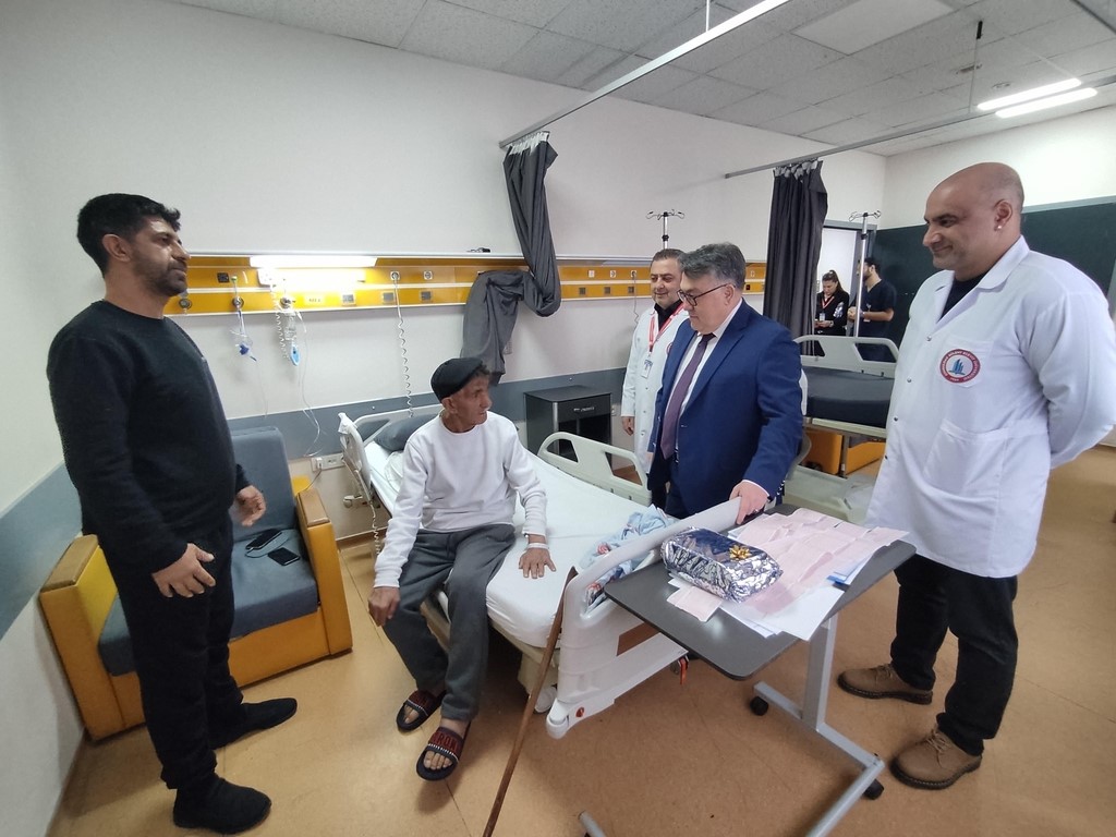 BEUN Rektörü Özölçer’den bayram ziyareti, hastalar ve sağlık çalışanlarıyla bayramlaştı
