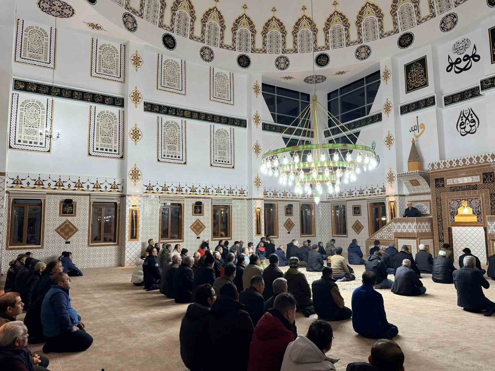 Beyağaç Çarşı Camisi ilk teravihle ibadete açıldı
Beyağaç Çarşı Camisi ilk teravihle ibadete açıldı