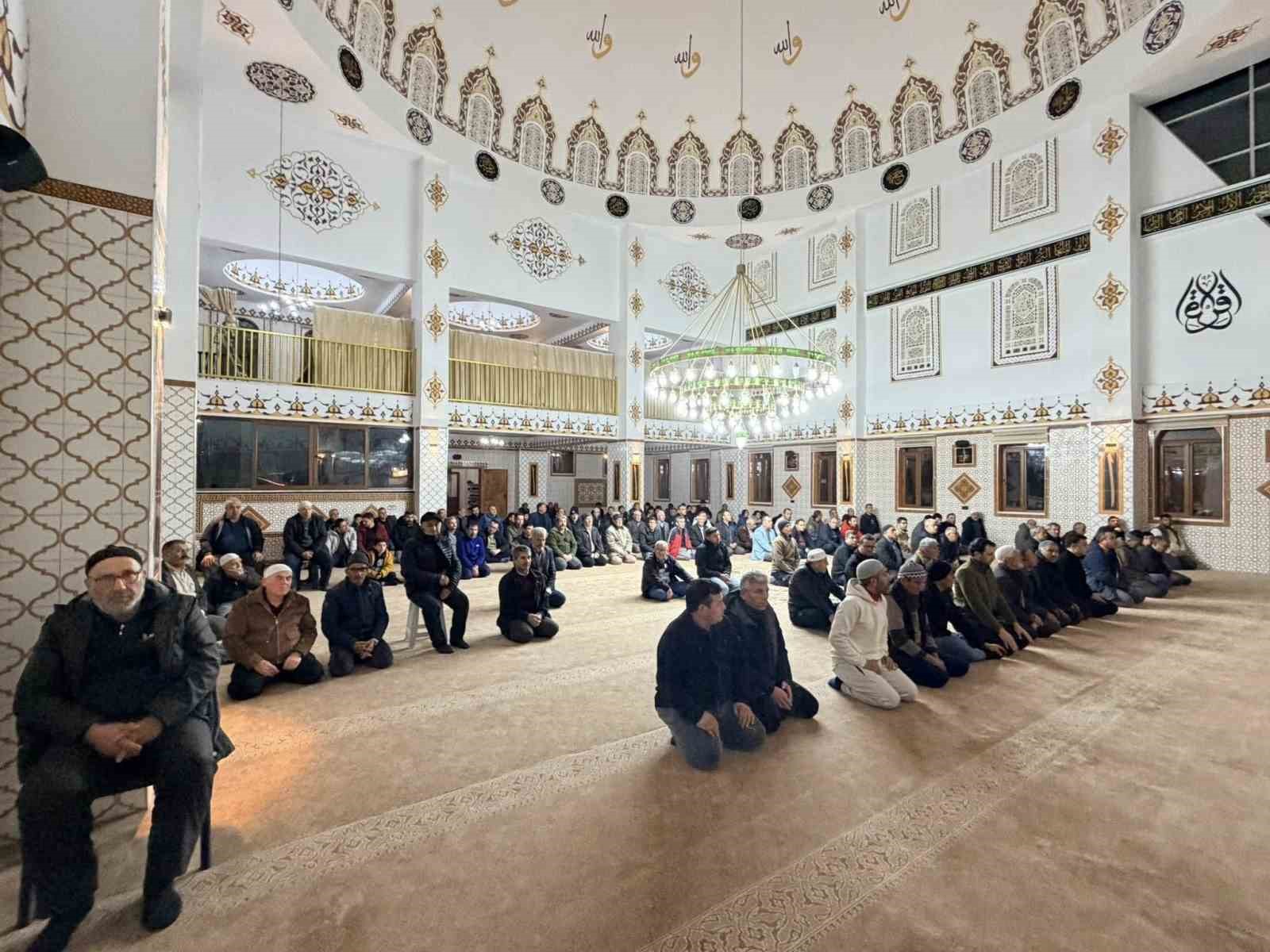 Beyağaç Çarşı Camisi ilk teravihle ibadete açıldı
Beyağaç Çarşı Camisi ilk teravihle ibadete açıldı